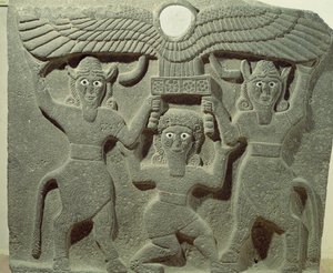 シリアのテルハラフから、翼のある太陽円盤を支える2人の雄牛の間のギルガメッシュを描いたレリーフ